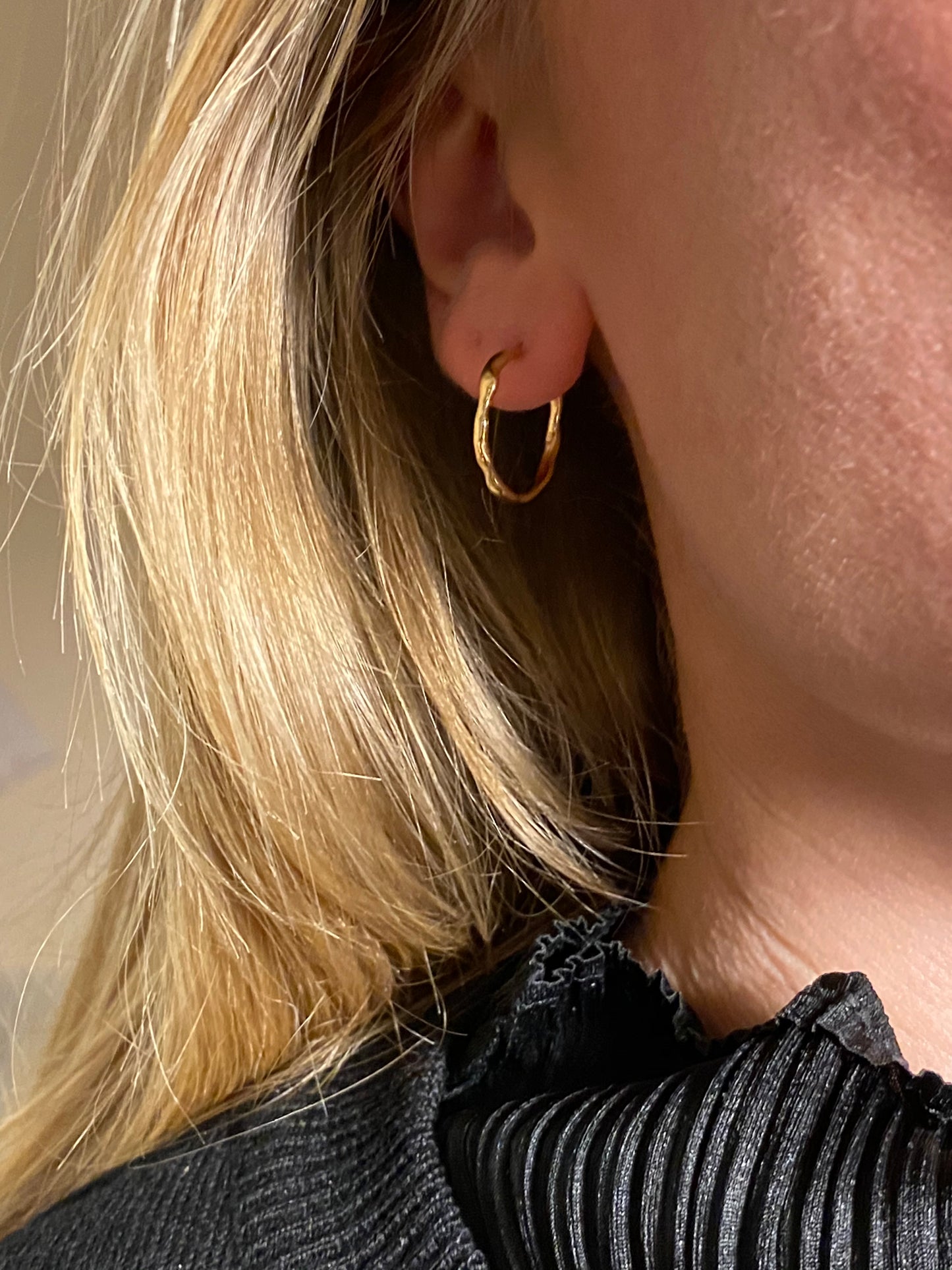 Small Liquid 18 kt Hoop