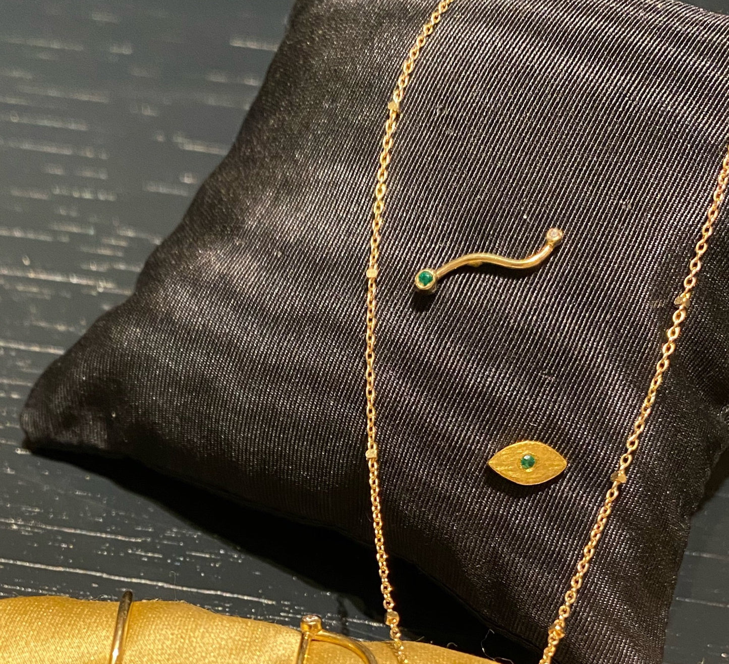 SMALL CURVE WITH EMERALD AND DIAMOND