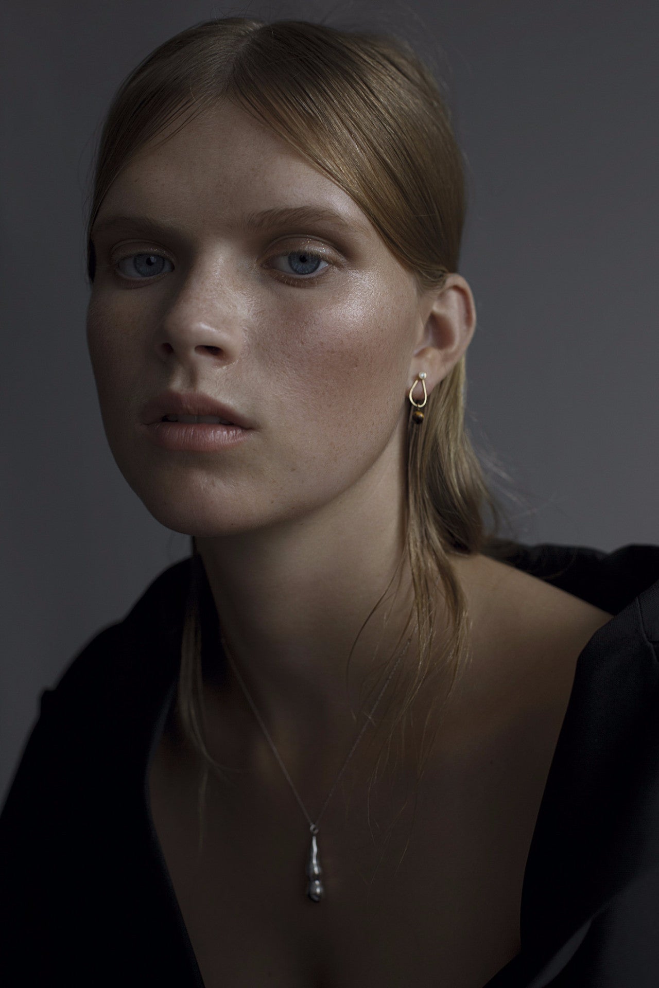 TIGER EMBRACE · EARRING · 18KT. GOLD W. DIAMOND AND TIGER’S EYE