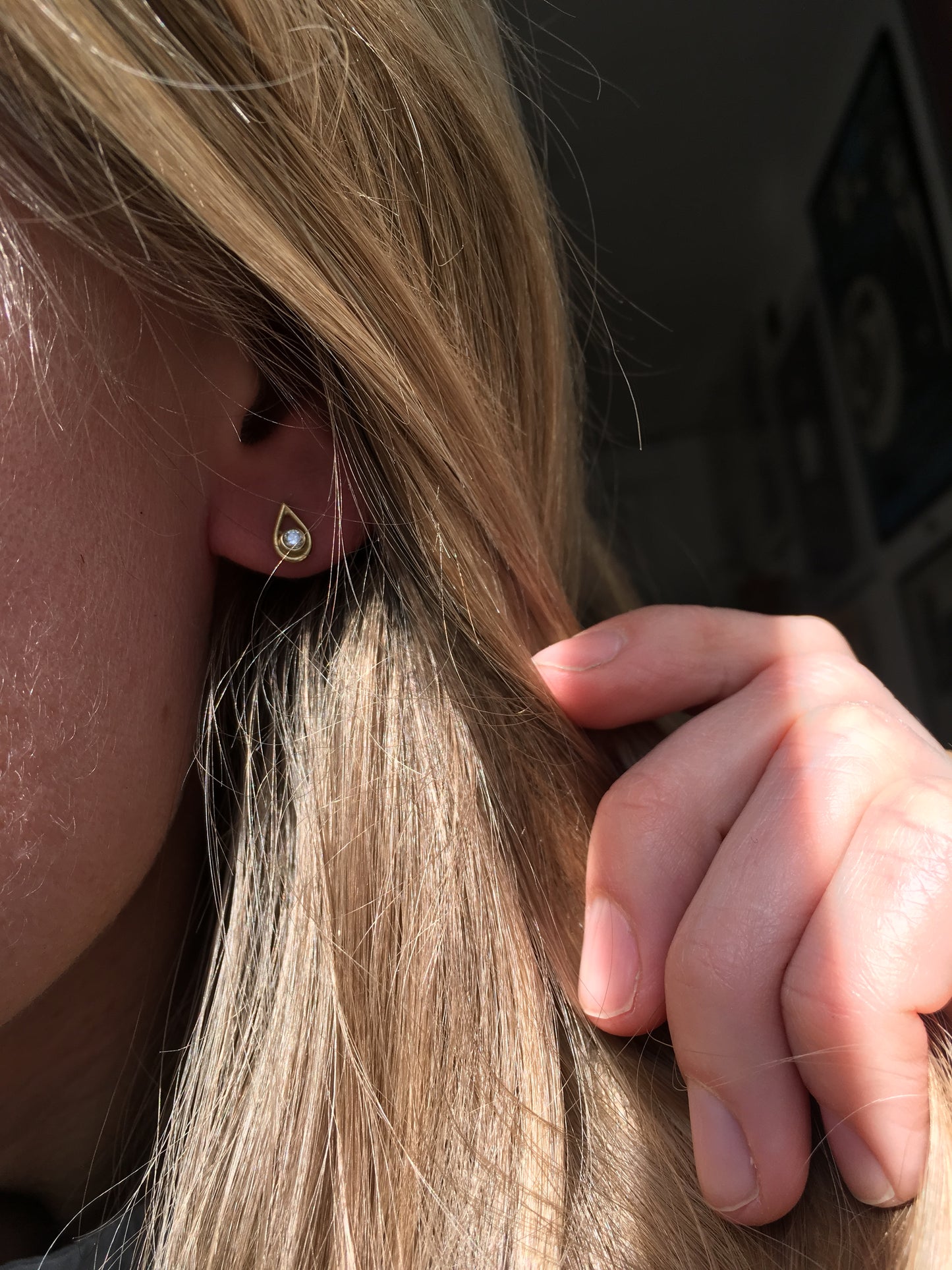 DIAMOND EMBRACE · EARRING · 18KT. GOLD W. DIAMOND