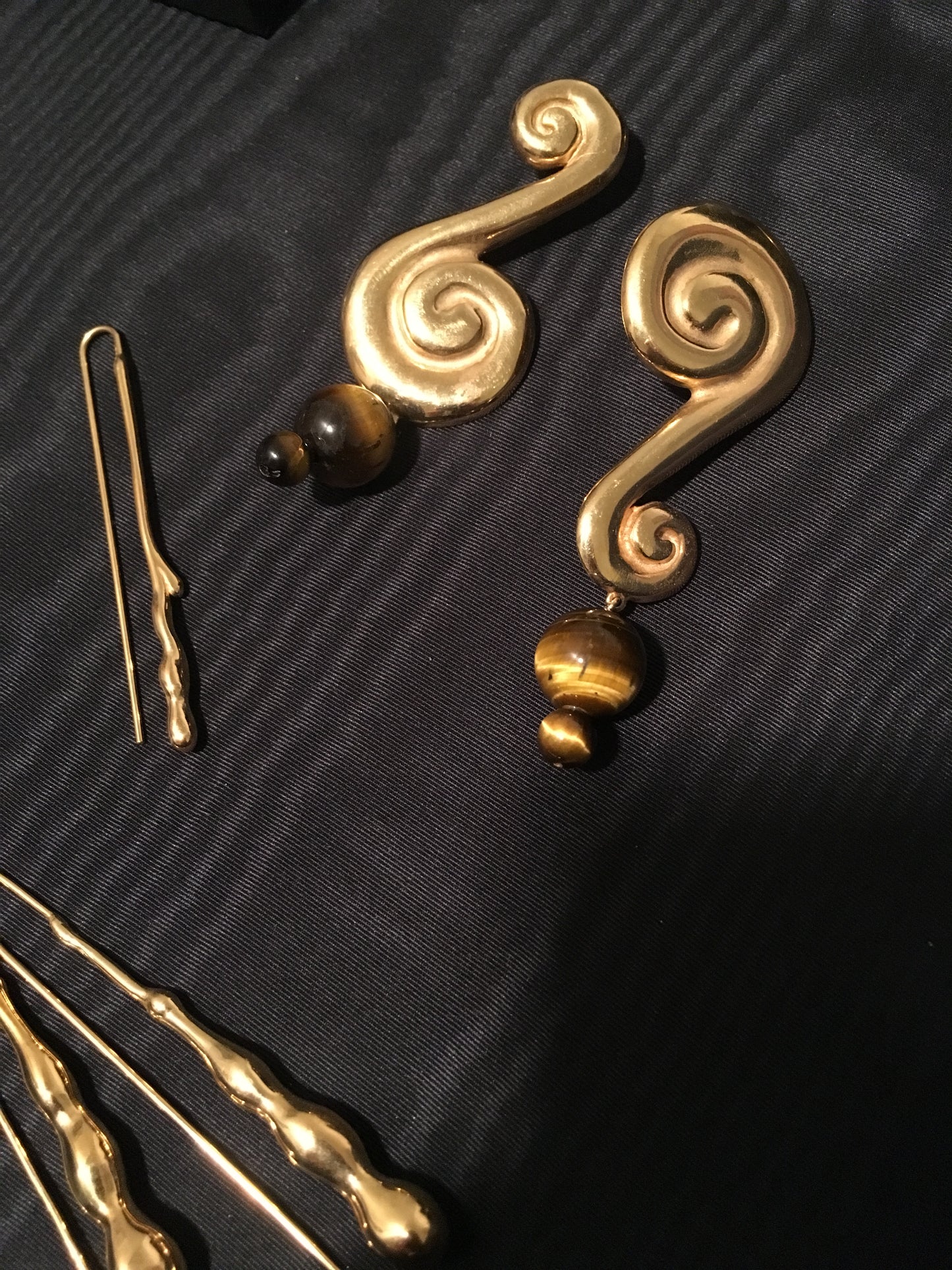 Large ? earring goldplated.