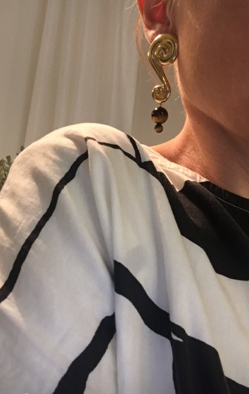 Large ? earring goldplated.