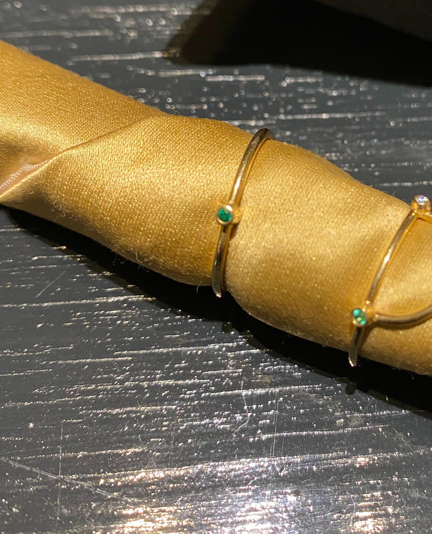 SIMPLE RING WITH EMERALD