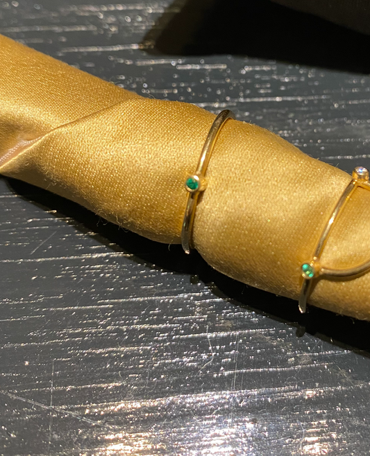 SIMPLE RING WITH EMERALD